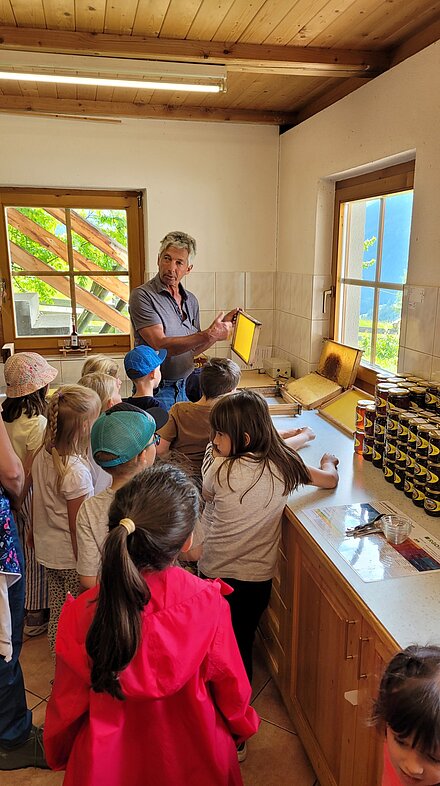 Im Schleuderreum wird das vorbereiten der neuen Waben erklärt
