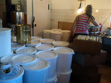 Beim Honig schleudern